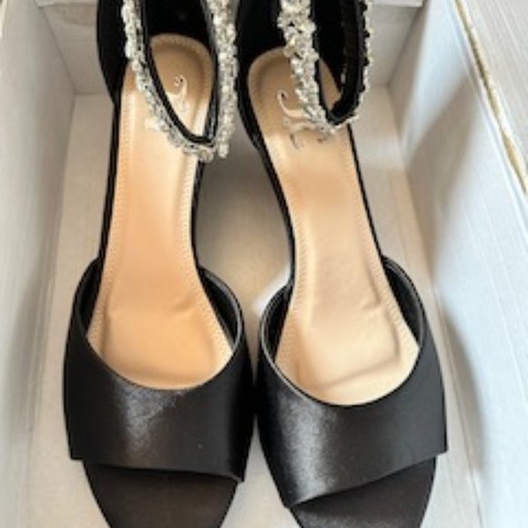 Journee Collection Connor Women's Dress Wedges - Picture 2 of 9